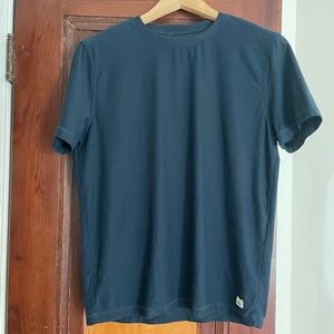 Men’s Vuori tshirt small navy blue